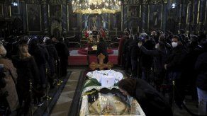 Miles acuden a funeral de líder religioso en Serbia