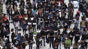 Maratón de dibujo congrega a cientos de artistas en museo de capital mexicana