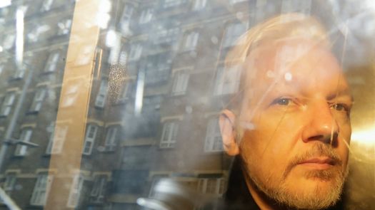 Sus partidarios lo consideran un periodista que permitió revelar secretos que sacaron a la luz crímenes militares de Estados Unidos en Irak y Afganistán.