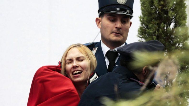 Activista de Femen intenta llevarse el niño Jesús del belén del Vaticano