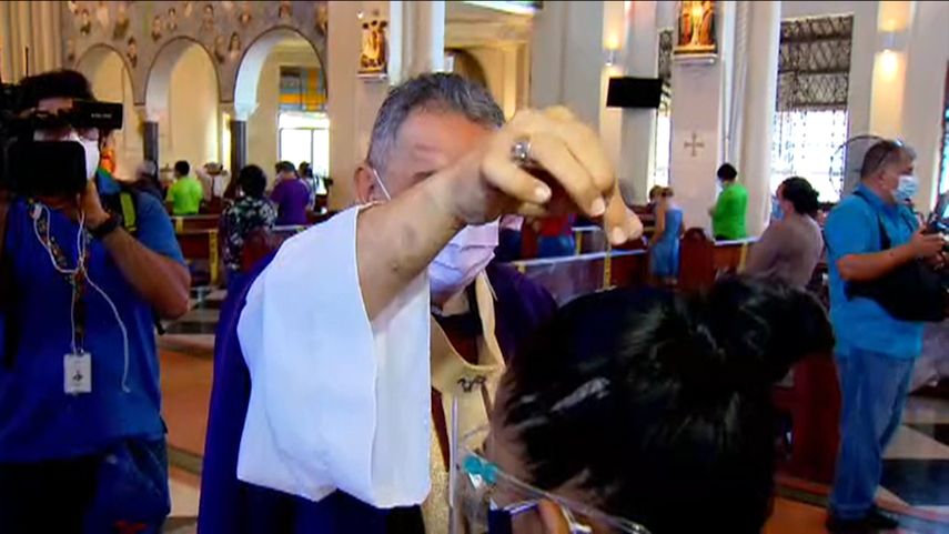 Por medidas de bioseguridad las cenizas se echan sobre la cabeza de los feligreses.