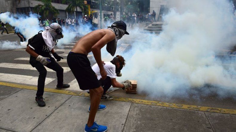 Estalla la violencia en marcha de miles de opositores en Venezuela