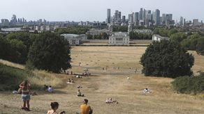 El meteorólogo jefe de la Oficina Meteorológica, Paul Davies, advirtió que la noche del lunes sería “muy agobiante” y que resultaría difícil dormir por el calor.