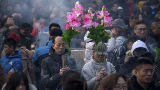 Asia recibe el Año Nuevo Lunar con banquetes y ceremonias
