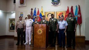 Militares venezolanos rechazan sanciones EE.UU. y dicen defenderán su honor