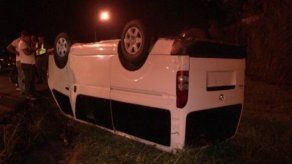 Varios heridos tras vuelco de bus pirata en Loma Cová