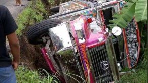 Un bus diablo rojo cae en cuneta con 55 pasajeros abordo