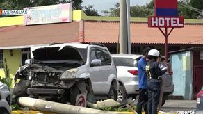 Mujer resulta herida tras chocar contra poste en la carretera Panamericana, en Veraguas.
