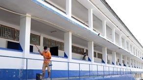 El Ministerio de Educación realiza trabajos de reparación y mantenimiento de las escuelas.