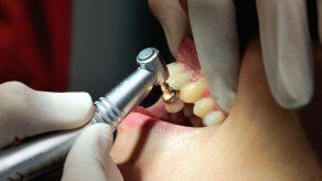 Dentista antihigiénico en EEUU entrega licencia