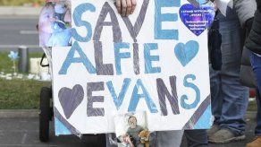 La justicia mantiene prohibición de trasladar a Italia al bebé Alfie Evans