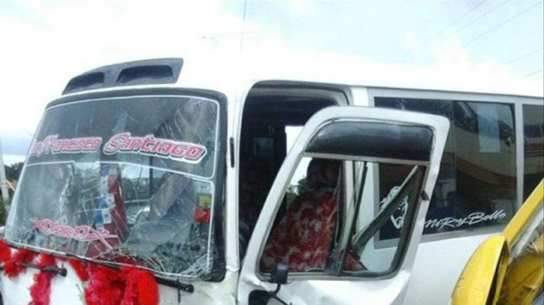 Bus escolar y de pasajeros colisionaron en Santiago, varios heridos