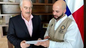 Expresidente Pastrana llega a Panamá para liderar observación en comicios