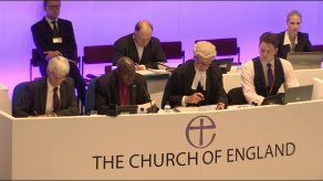 Iglesia de Inglaterra aprueba histórica ordenación de mujeres como obispos