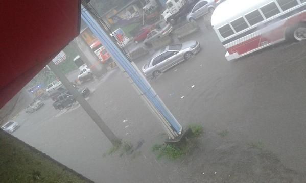 Inundaciones en varios sectores de la capital por fuertes lluvias