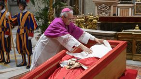 Rito de clausura del féretro del papa Frascico
