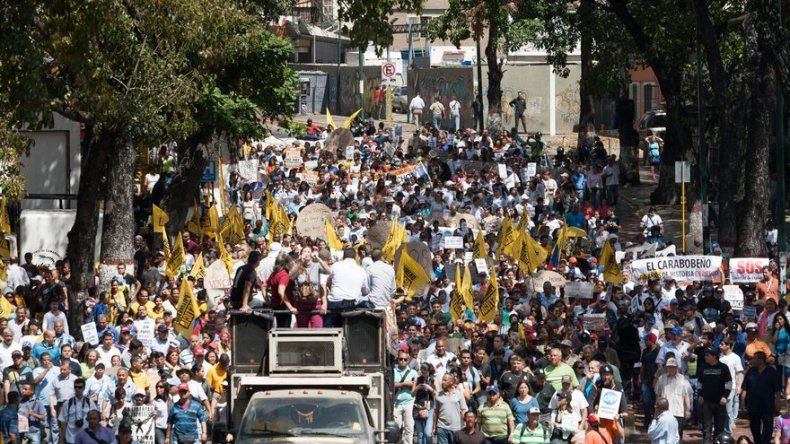 Opositores y chavistas marchan en rechazo y apoyo al presidente venezolano