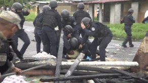 Enfrentamientos y detenidos en Río Alejandro tras cierre de vía principal Enfrentamientos y detenidos en Río Alejandro tras cierre de vía principal