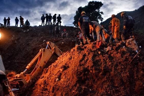 Cifra de cuerpos recuperados tras derrumbe en Colombia asciende a 30