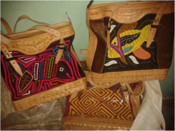Aduana retiene en Chiriquí cargamento con molas y artesanías con logo de Panamá