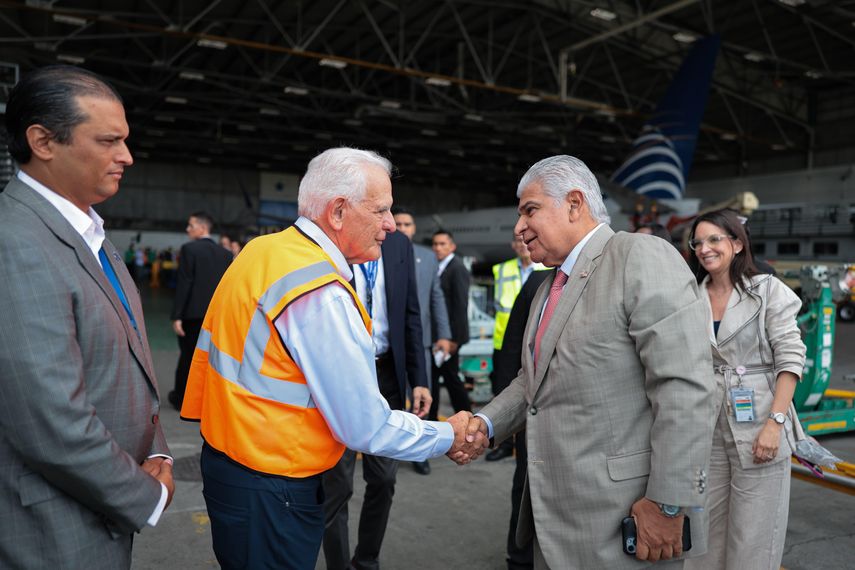 Presidente Jose Raul mulino recorre talleres en Copa Airlines