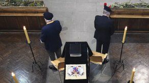 Cientos de personas hacen fila para ver el ataúd del rey inglés Ricardo III