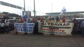 Miembros de UNTRAICS protestan en el Ministerio de Trabajo