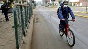 Volcán ecuatoriano Reventador expulsa gases y ceniza a 900 metros del cráter