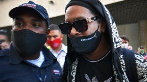 Ronaldinho anuncia que dio positivo por covid-19