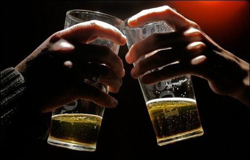 Cerveza en mano, diputado propone impuesto a favor de pensiones en Costa Rica