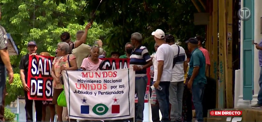 Jubilados y pensionados protestan para solicitar aumentos.