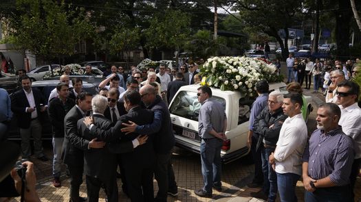 Previo a la sepultura de Pecci en un cementerio de Asunción varios cientos de personas se acercaron para despedirlo durante el velorio en la Iglesia del Colegio San José.