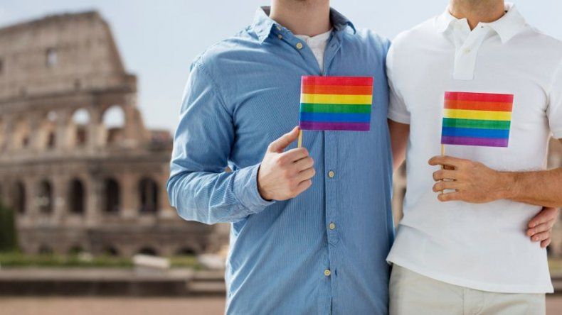 Detenida en Indonesia pareja homosexual por foto en Facebook