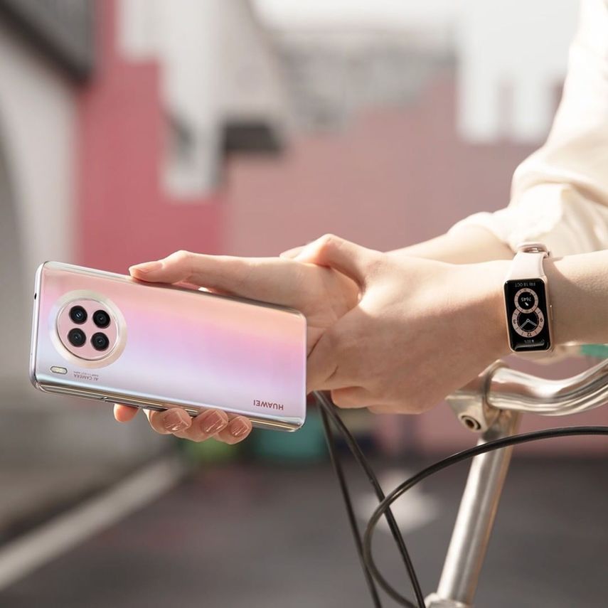 El nuevo Nova 8i con su diseño de curvatura 4D ofrece bordes redondeados diseñados con precisión