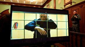 El líder de la oposición, Alexei Navalni, aparece en una pantalla instalada en una sala del tribunal de la ciudad de Moscú a través de un enlace de video desde su colonia penitenciaria durante una audiencia de apelación contra la sentencia de prisión de nueve años que recibió en marzo después de ser declarado culpable de malversación de fondos.