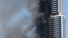 Focos de llamas continúan activos en el hotel The Address de Dubái