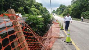 Inicia reparación de puente dañado tras accidente de articulado en la Vía Centenario