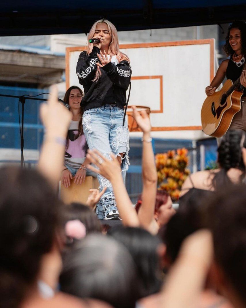 Karol G y su Fundación Con Cora iniciaron con el Con Cora Tour.
