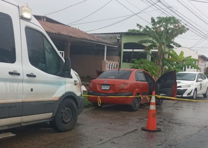 La pareja fue hallada dentro del vehículo en la avenida segunda de Don Bosco.