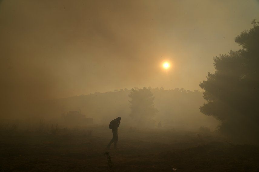 Dos bomberos resultaron heridos en el incendio desatado el lunes en la noche tierra adentro cerca de la ciudad costera de Toulon