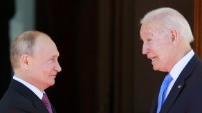El presidente de Estados Unidos Joe Biden (d) y el presidente de Rusia Vladimir Putin (i) durante la cumbre entre Estados Unidos y Rusia en Villa La Grange, en Ginebra, Suiza.