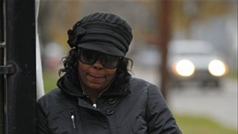 Ohio: conductora sancionada muestra cartel de idiota