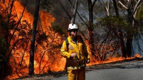 Los bomberos intentan evitar megaincendio cerca de Sídney