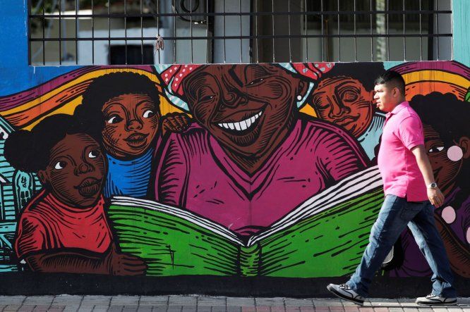 Artistas plasman en murales la historia étnica de Panamá