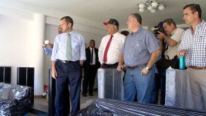 Contralor Humbert inspecciona trabajos en Estadio Rod Carew