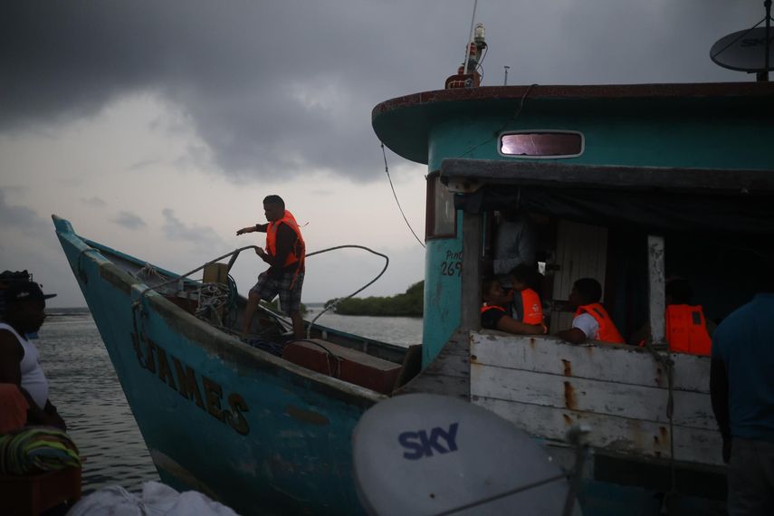 180 migrantes parten en barcos en Panamá en su viaje de retorno por mar hacia Sudamérica.