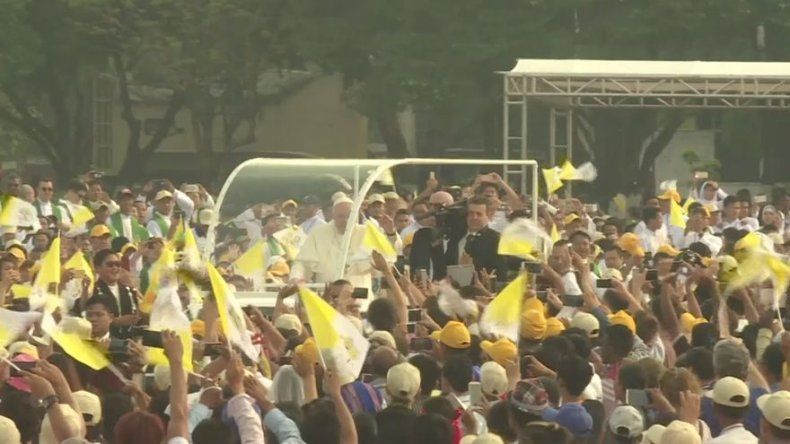 El papa urge a budistas a trabajar por la paz y dignidad humana en Birmania