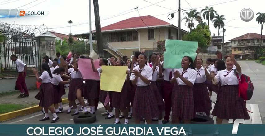 Estudiantes colonenses exigen mejoras en el Colegio José Guardia Vega en Colón.