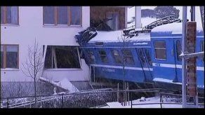 Tren robado choca contra inmueble en Suecia