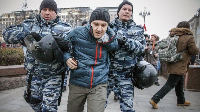 Policía rusa detiene a 380 opositores por manifestar contra Putin
